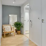 Apartment Stylish 2-br Retreat In Heart Of Vibrant *