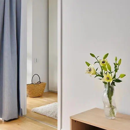 Stylish 2-br Retreat In Heart Of Vibrant Διαμέρισμα *