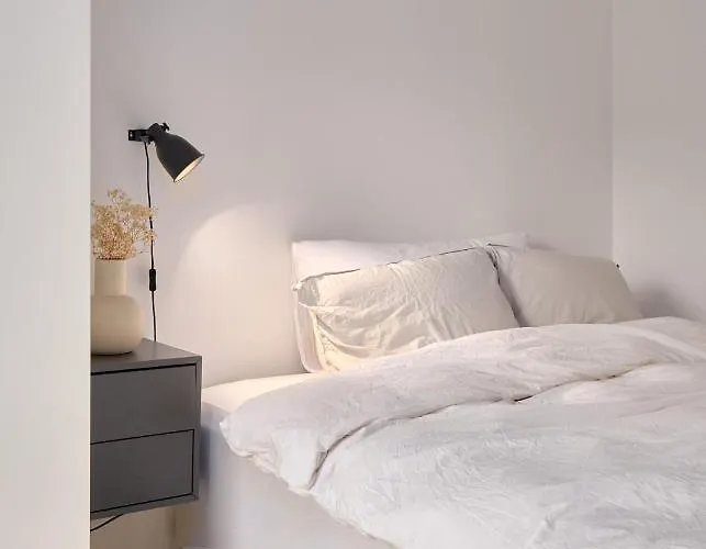 Stylish 2-br Retreat In Heart Of Vibrant Διαμέρισμα *