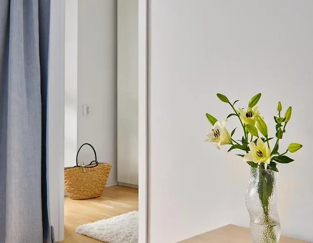 Stylish 2-br Retreat In Heart Of Vibrant Διαμέρισμα *