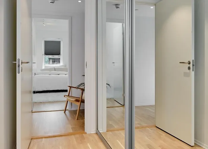 Stylish 2-br Retreat In Heart Of Vibrant Διαμέρισμα