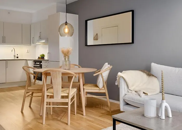 Stylish 2-br Retreat In Heart Of Vibrant Διαμέρισμα *