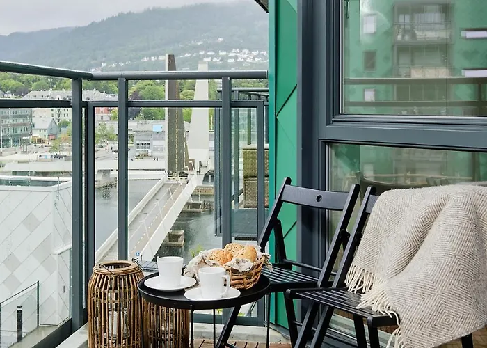 Stylish 2-br Retreat In Heart Of Vibrant