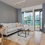 Stylish 2-br Retreat In Heart Of Vibrant Lejlighed Bergen