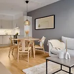 Stylish 2-br Retreat In Heart Of Vibrant Lejlighed *