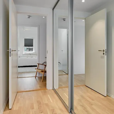Stylish 2-br Retreat In Heart Of Vibrant Lejlighed