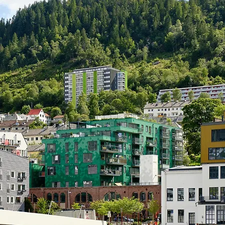 Stylish 2-br Retreat In Heart Of Vibrant Lejlighed